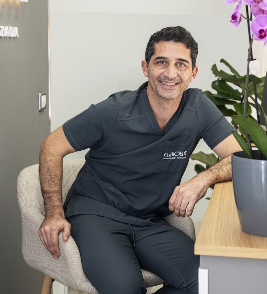 Omar Shihadeh es nuestro odontólogo y dentista en Clinicdent. Tu clínica dental en Palma de Mallorca.