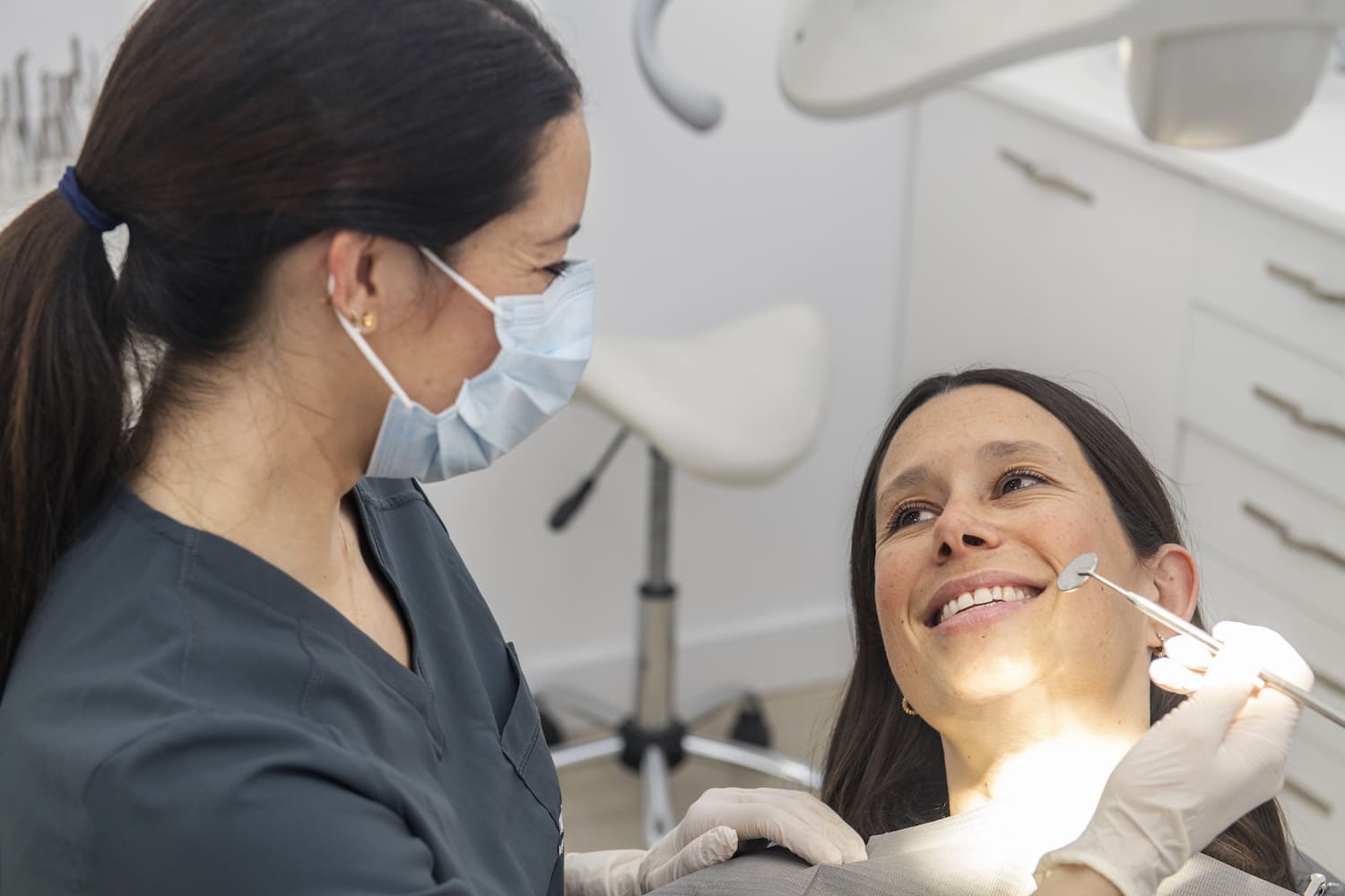 Cuánto duran los implantes dentales: vida útil real, tasa de éxito a 10 y 20 años, factores que la reducen y cuidados clave para que duren.