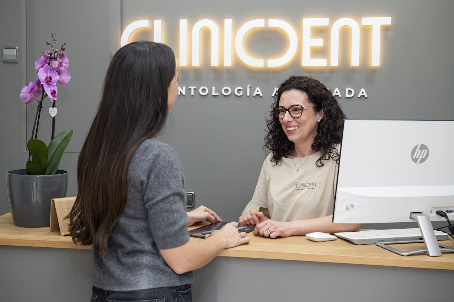 Implantes dentales sin dolor en Palma con sedación consciente: tratamiento sin ansiedad ni recuerdo, supervisado por médico anestesista.