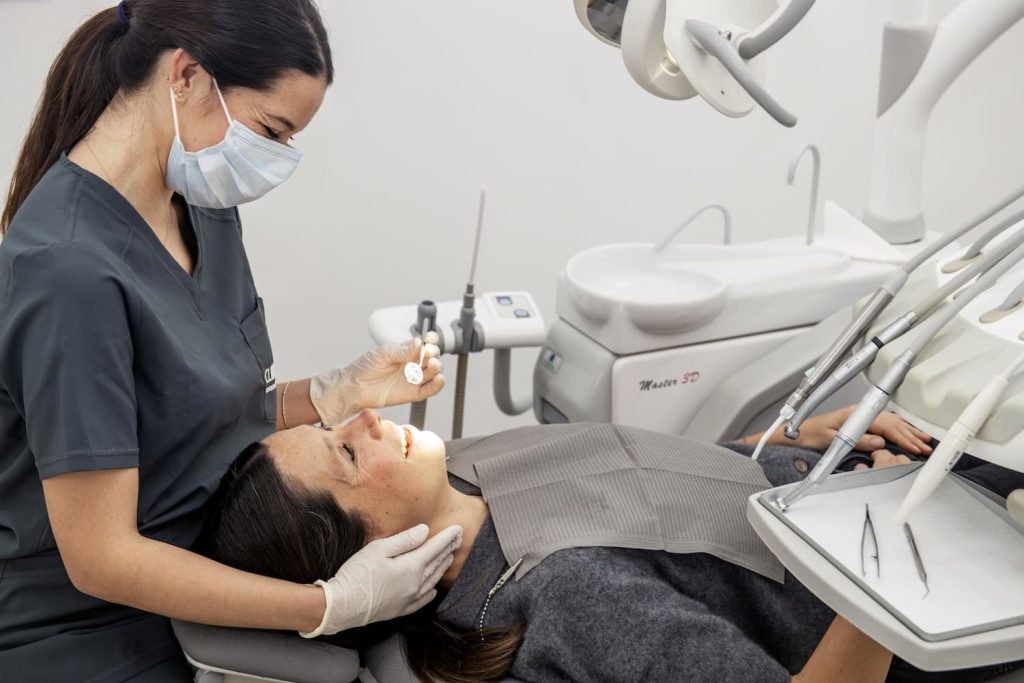 Prótesis dental fija sobre implantes: tipos (corona, puente, hibrida), materiales y cuándo elegirla frente a otras opciones. Guía Completa.