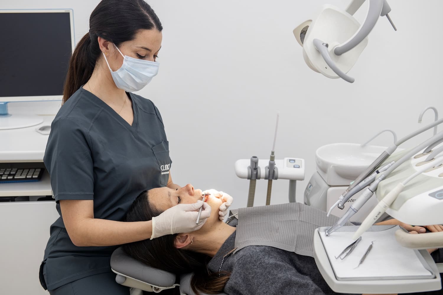 Tipos de implantes dentales según material, momento de carga y técnica. Comparativa titanio vs zirconio, carga inmediata, all on 4 y cigomáticos.